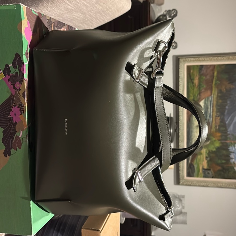 Brand new, beautiful leather Jim Thompson purse,